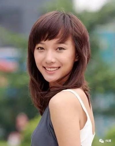 夏天染什么颜色的头发最显白？