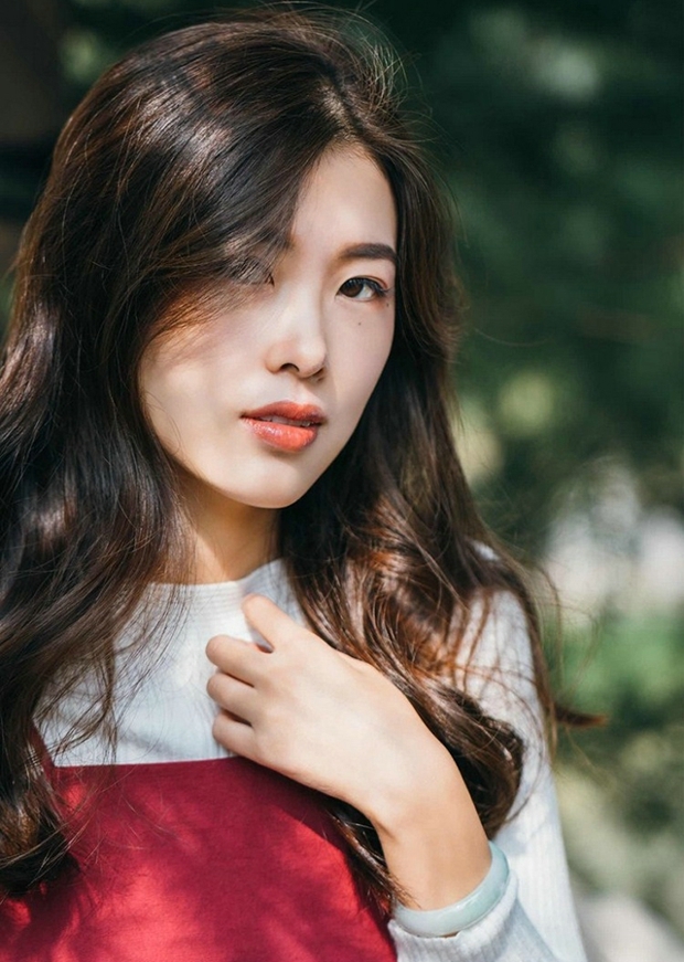 阳光下清新森系捧书性感美女写真