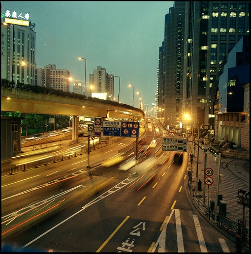 川流不息的交通道路夜景美图