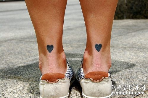 脚踝清新黑色爱心纹身图案