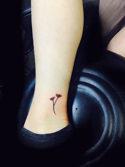 脚踝简单个性小花朵纹身图案