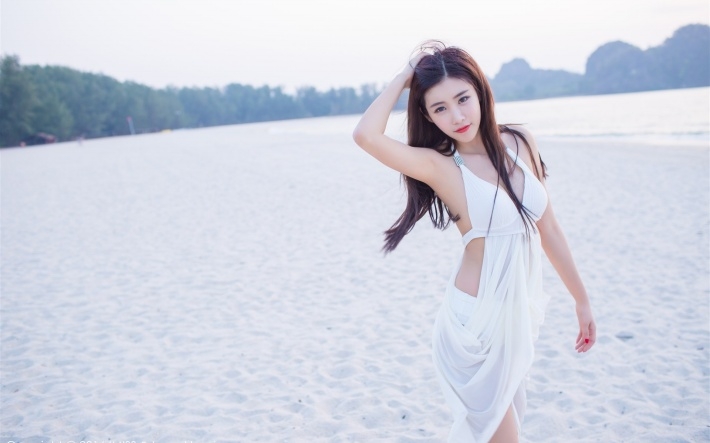 性感海边美女图片高清壁纸