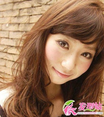 长发女生流行烫发发型 蓬松卷发修颜百搭