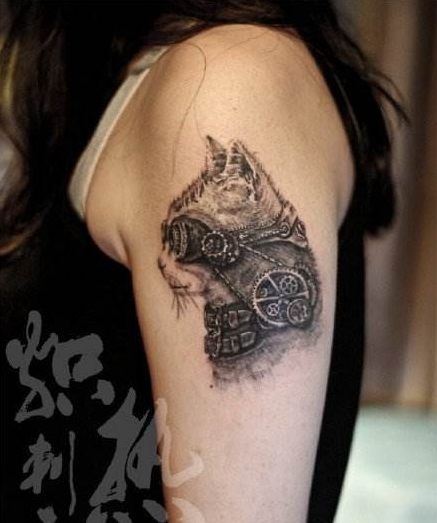 女性手臂可爱猫纹身图案
