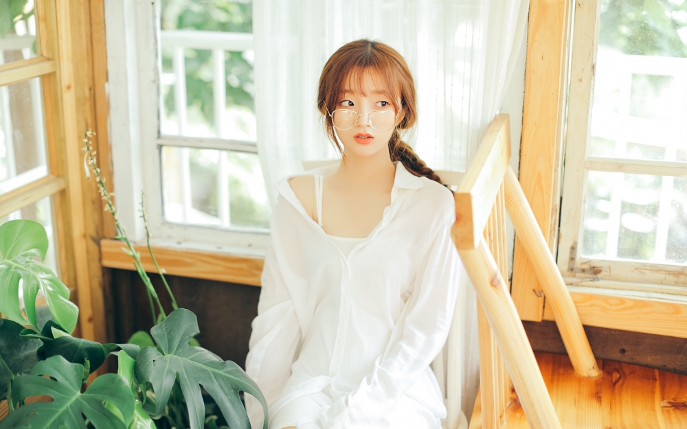 皮肤白皙的迷人小美女图片