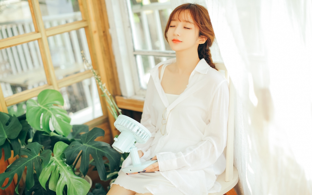 皮肤白皙的迷人小美女图片