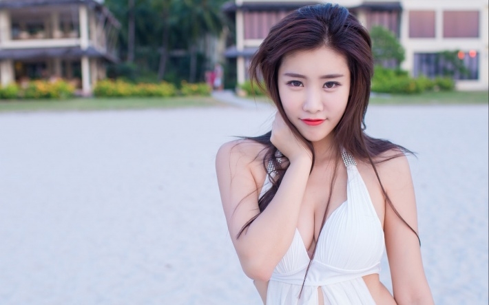 性感海边美女图片高清壁纸