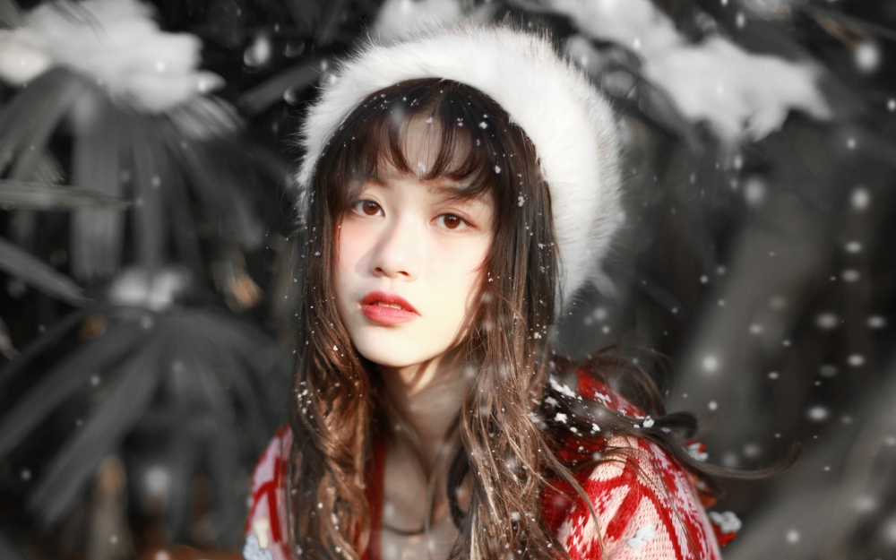 清纯美女雪中养眼迷人的甜美图片桌面壁纸
