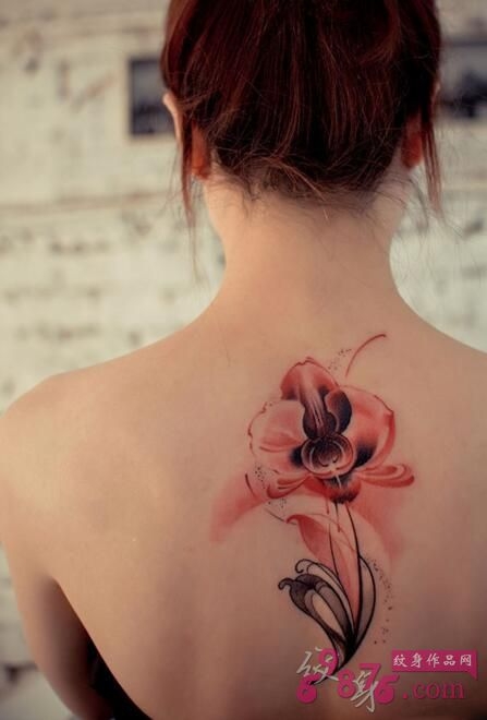 女生后背好看的莲花纹身图案