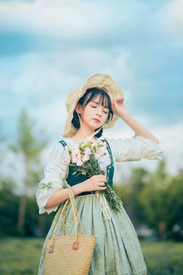 清纯萝莉森林里的绿色裙子性感美女图片