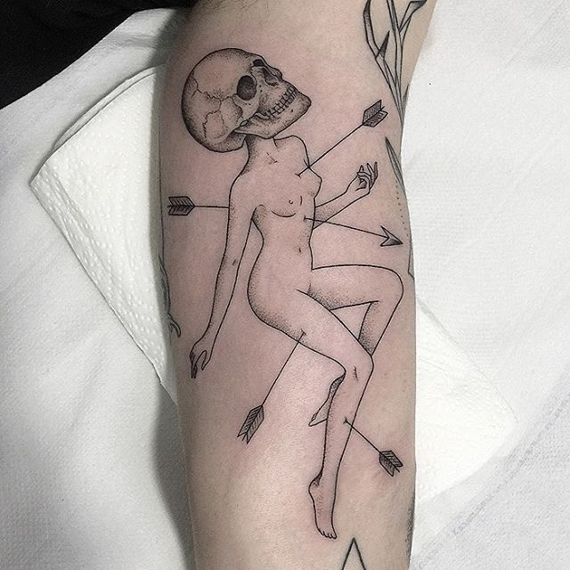 万箭穿心，腿部骷髅刺青