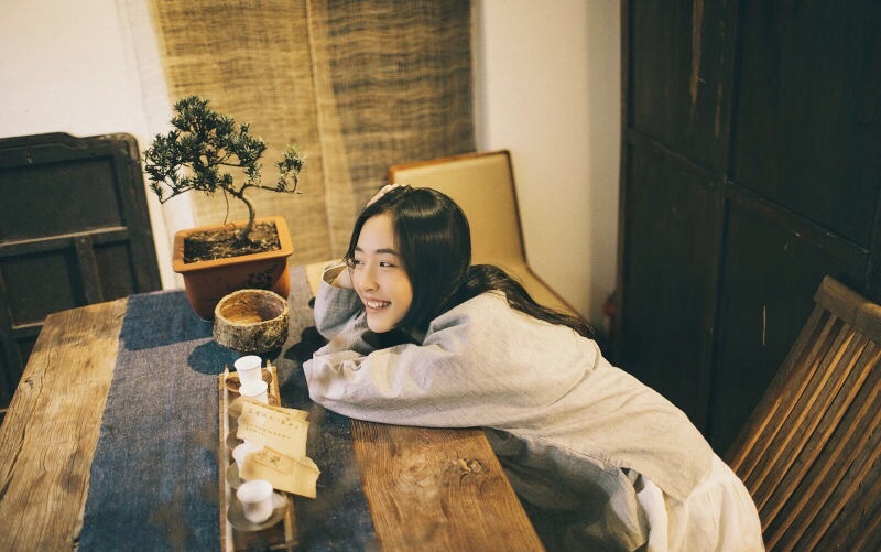 吴倩素颜美女学生装扮清纯可爱
