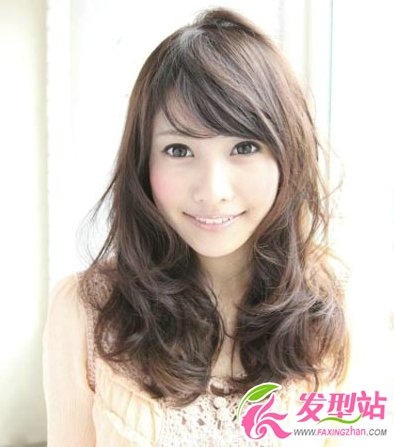长发女生流行烫发发型 蓬松卷发修颜百搭