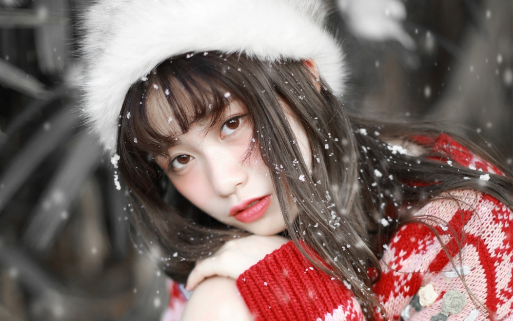 清纯美女雪中养眼迷人的甜美图片桌面壁纸