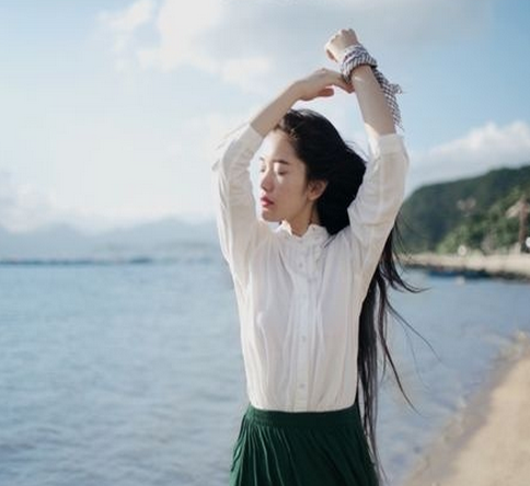 清纯唯美的女生海边图片2017 东西再好再无二人