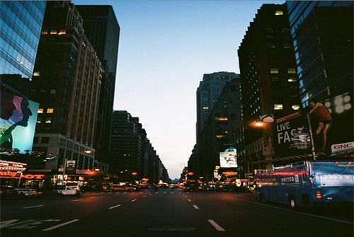 霓虹闪烁城市繁华街道美丽夜景图