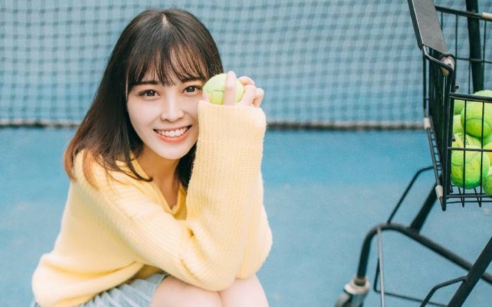 大眼美女户外网球场写真电脑壁纸