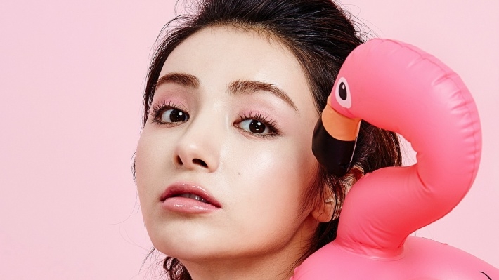 新疆美女麦迪娜甜美写真桌面壁纸