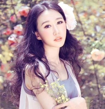 10款卷发发型 勾勒脸部轮廓展现美女风范