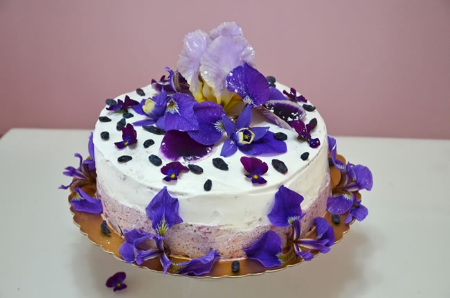 漂亮的紫罗兰蛋糕图片
