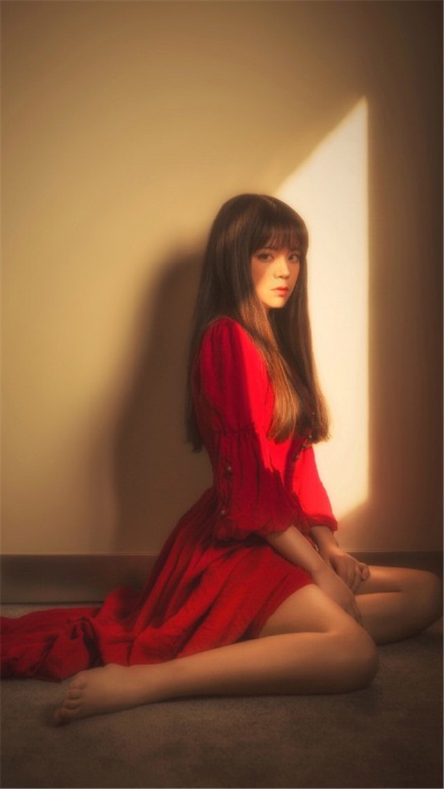 唯美红衣阳光美女高清手机壁纸下载