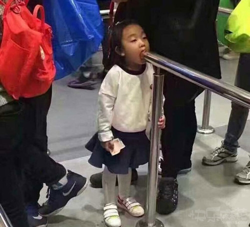 肯定跟她妈妈学的