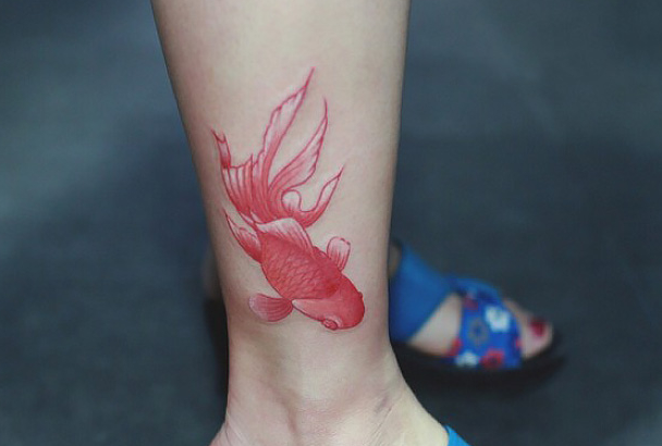 女生脚踝金鱼个性纹身图案