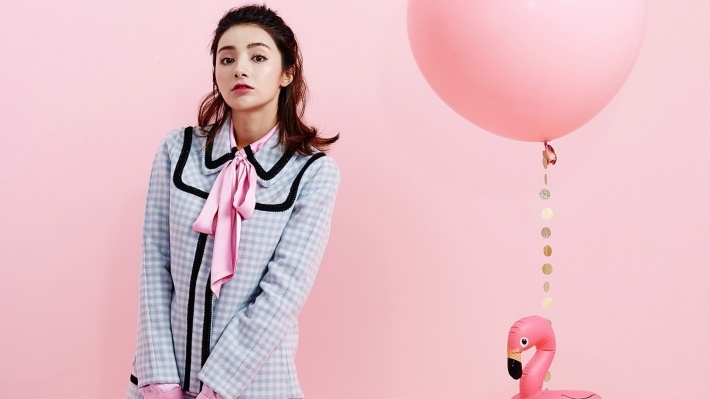 新疆美女麦迪娜甜美写真桌面壁纸