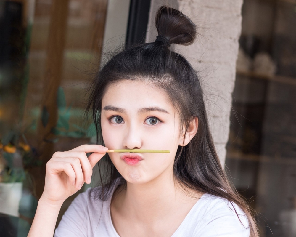 清新半丸子头美女写真桌面壁纸