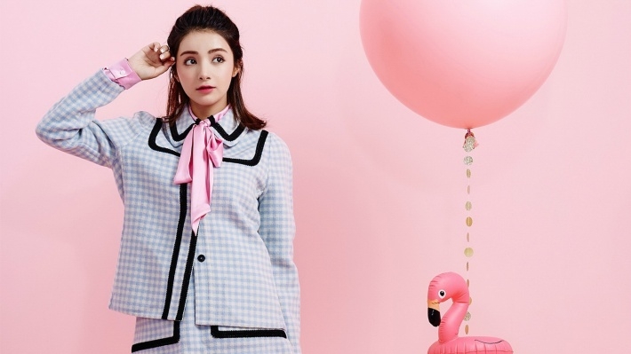 新疆美女麦迪娜甜美写真桌面壁纸