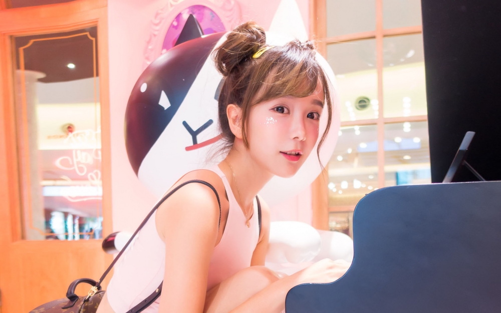 可爱清纯美女甜美写真高清桌面壁纸