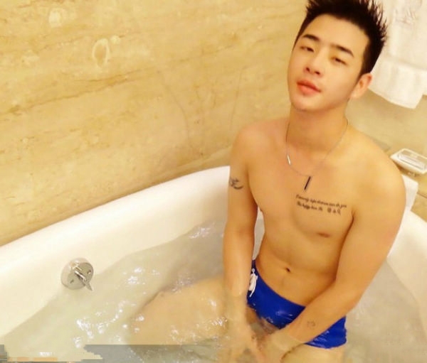 微博红人方琪佑Harry是gay吗？全裸激凸资源图片曝光