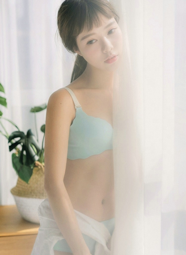 白肤清新比基尼私房性感美女写真