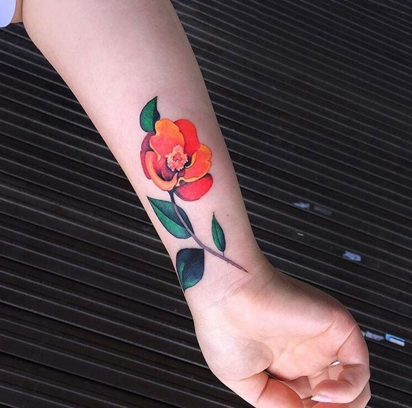 孤芳难自怜，手臂鲜花彩绘纹身