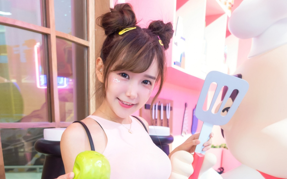 可爱清纯美女甜美写真高清桌面壁纸