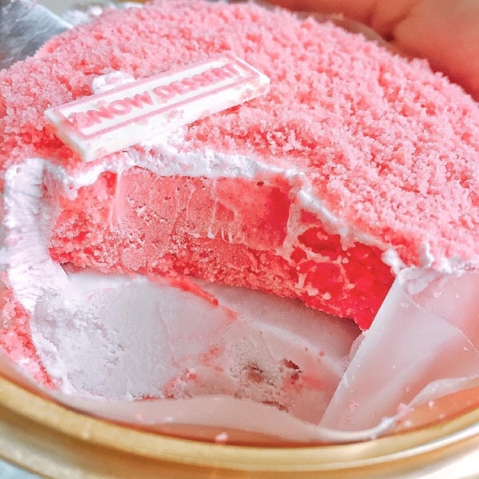 韩国Snow dessert推出的草莓芝士冰淇淋蛋糕 完全没有抵抗力
