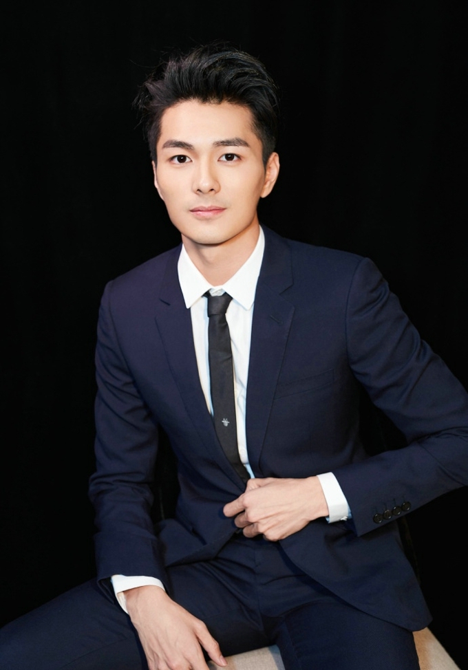 昨日新晋男演员邓竞 时尚感与绅士感兼具
