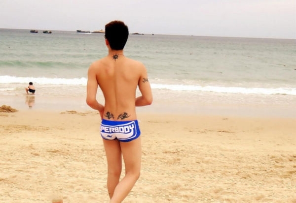 微博红人方琪佑Harry是gay吗？全裸激凸资源图片曝光