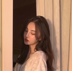 天生丽质长发女神微信头像