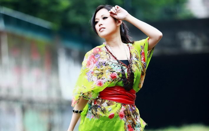 忧郁迷人美女高清桌面壁纸