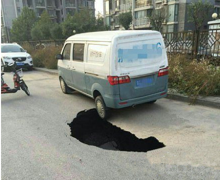 司机出来估计吓尿了