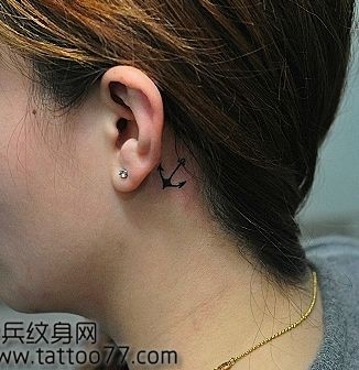唯美经典的耳部图腾铁锚纹身图片