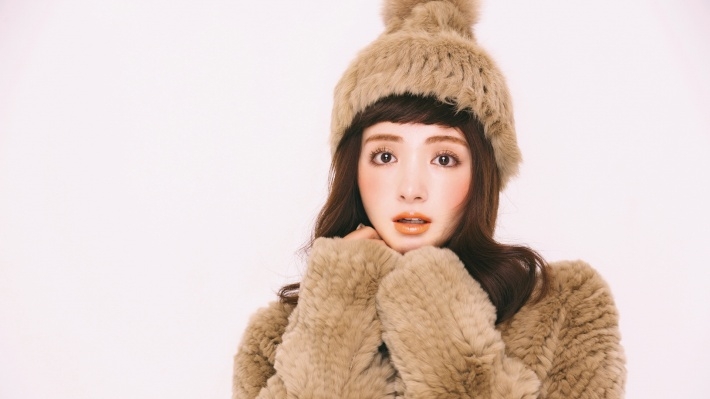 新疆美女麦迪娜甜美写真桌面壁纸
