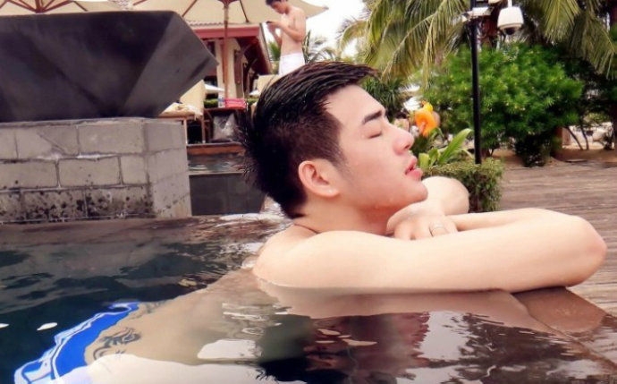 微博红人方琪佑Harry是gay吗？全裸激凸资源图片曝光