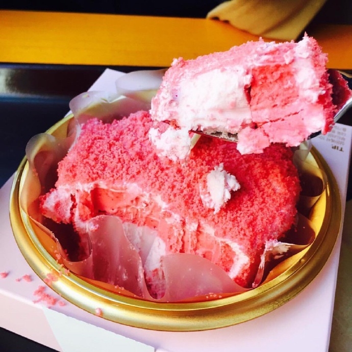 韩国Snow dessert推出的草莓芝士冰淇淋蛋糕 完全没有抵抗力
