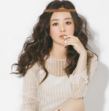 人气小花旦赵丽颖卷发造型  展嬉皮女郎风格