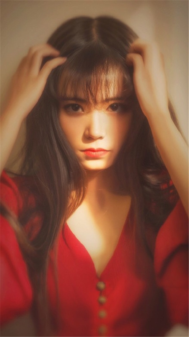 唯美红衣阳光美女高清手机壁纸下载