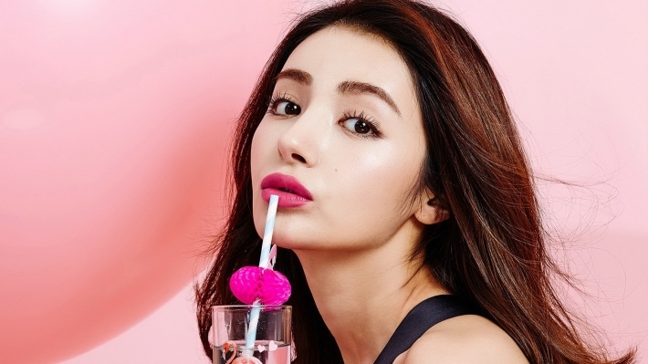 新疆美女麦迪娜甜美写真桌面壁纸