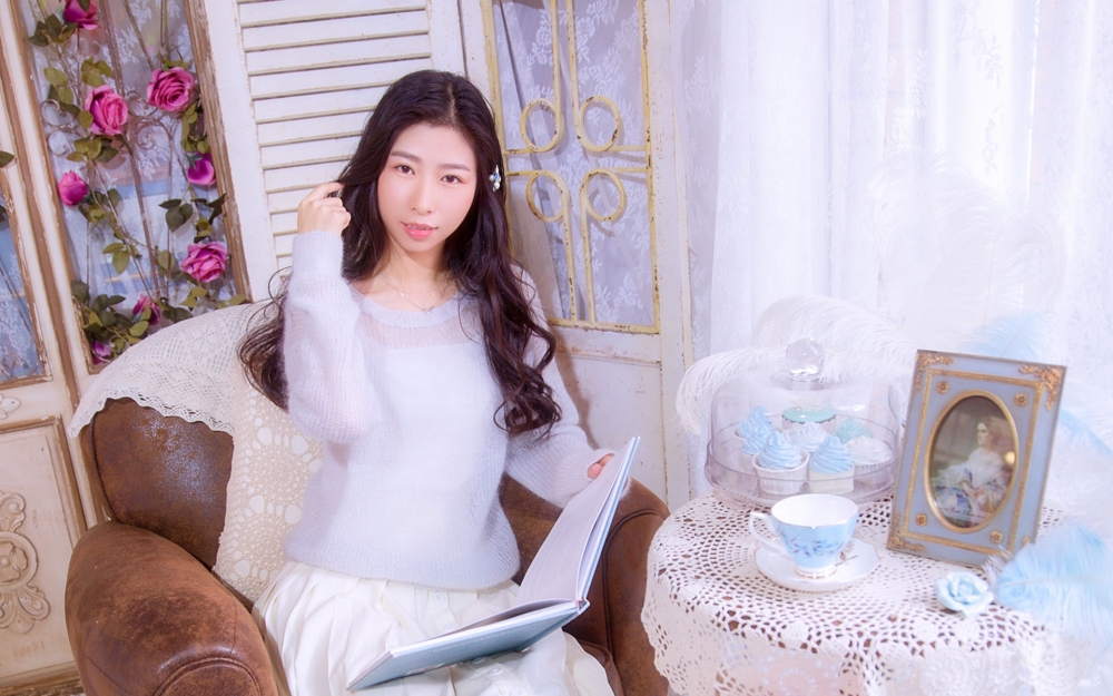 清纯美女室内唯美图片桌面壁纸