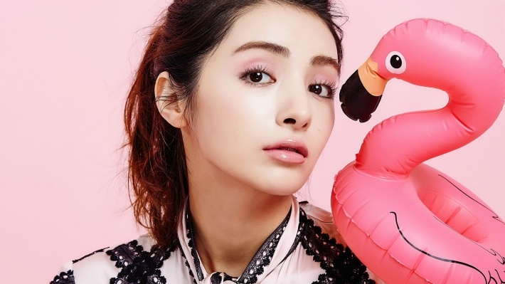 新疆美女麦迪娜甜美写真桌面壁纸